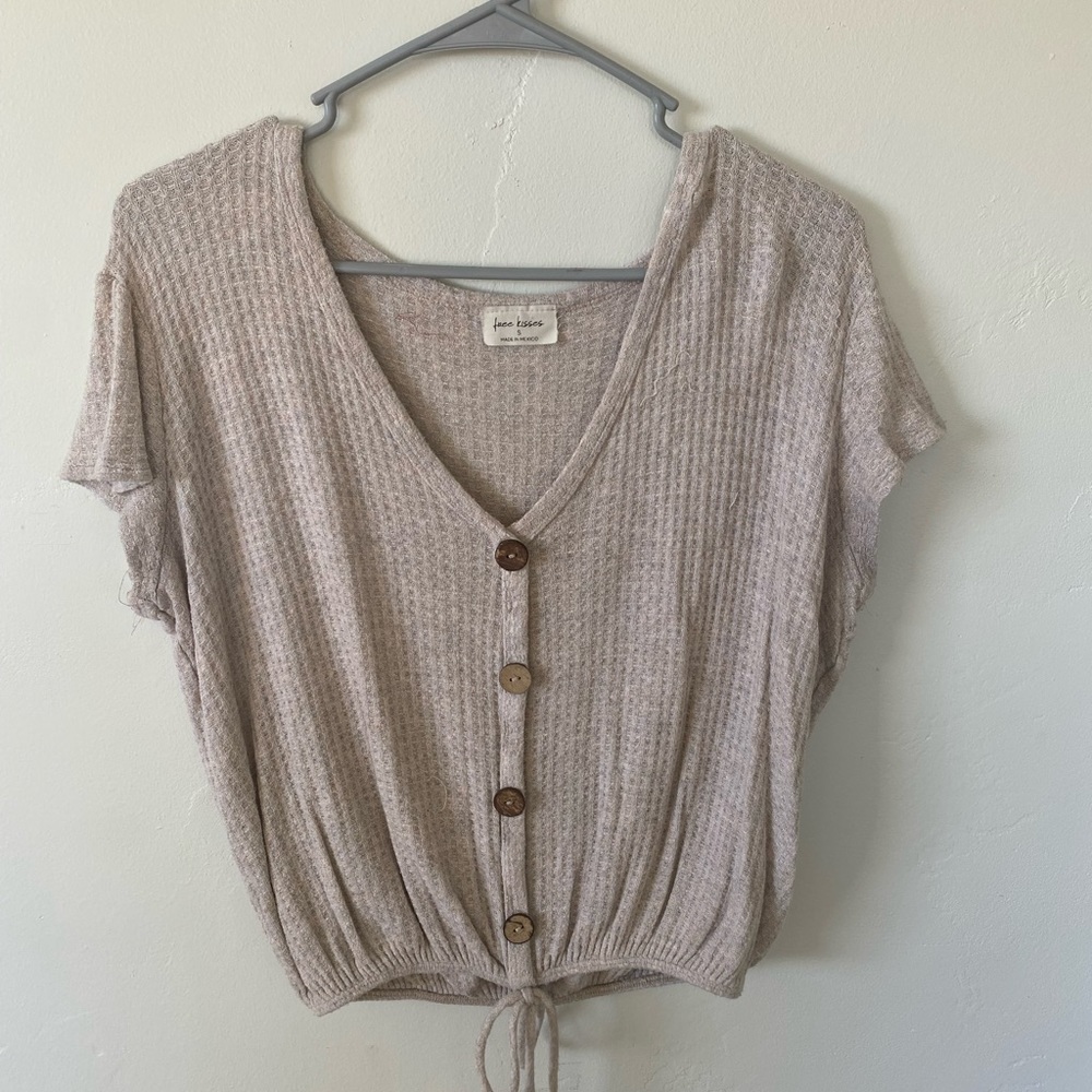 Free kisses cream shirt size small